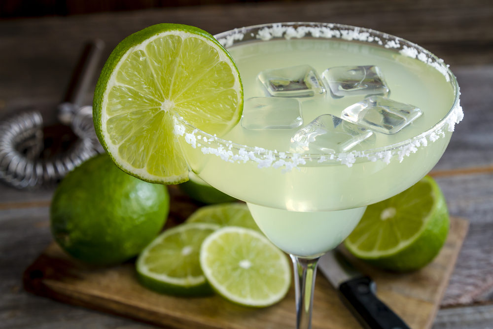 Classic,Lime,Margarita,Cocktail,With,Sliced,And,Whole,Limes,Sitting